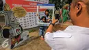 Warga berfoto menggunakan atribut saat launching pemilihan Gubernur dan Wakil Gubernur 2017 di Jakarta, Minggu (18/9). Launching tersebut bertujuan untuk mengedukasi masyarakat Jakarta menjelang Pilkada 2017. (Liputan6.com/Faizal Fanani)