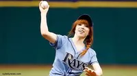 Carly Rae Jepsen Lempar Bola ke Arah Kameramen