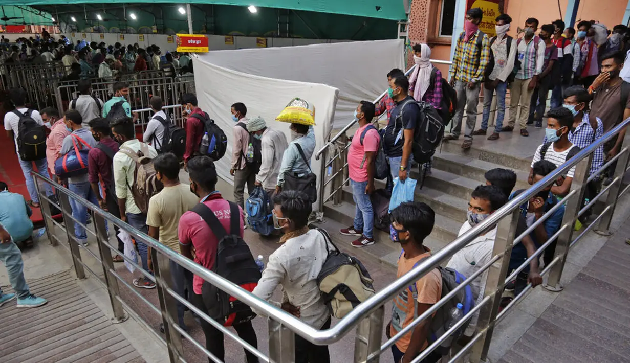 Penumpang mengantre untuk tes COVID-19 di stasiun kereta api di Ahmedabad, India, Senin (7/9/2020).  Jumlah kematian akibat COVID-19 di India kini mencapai 71.642 orang. (AP Photo/Ajit Solanki)