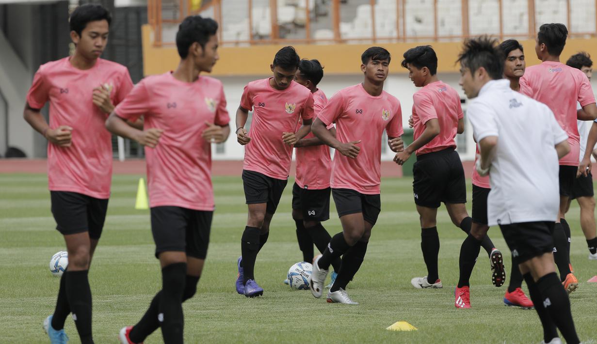 Pemain Timnas Indonesia U-19 saat menggelar sesi latihan di Stadion Wibawa Mukti, Cikarang, Senin (13/1/2020). Sebanyak 51 pemain mengikuti seleksi untuk memperkuat skuat utama Timnas Indonesia U-19. (Bola.com/M Iqbal Ichsan)