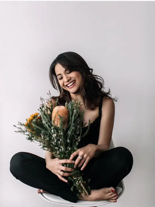 Acha tidak lama lagi akan melahirkan. Kini, usia kehamilannya telah berjalan 35 minggu. Bintang film Heart itu sudah tak sabar ingin memeluk buah hati yang diperkirakan berjenis kelamin perempuan. (Instagram/the_fotografia)