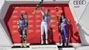 Lindsey Vonn dari Amerika Serikat (tengah) merayakan kemenangannya pada kompetisi FIS Alpine World Cup Women's Downhill di Cortina d'Ampezzo, Pegunungan Alpen Italia (20/1). (AFP Photo/Tiziana Fabi)