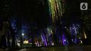 Warga mengunjungi Jakarta Lights Festival di Taman Sumenep, Jakarta, Jumat (23/12/2022). Pemprov DKI Jakarta menggelar acara Jakarta Lights Festival sebagai rangkaian perayaan Natal dan Tahun Baru (Nataru) 2023. (Liputan6.com/Herman Zakharia)