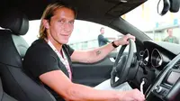 Bek kanan Real Madrid, Michel Salgado tengah mengendarai mobil mewahnya setelah menjalani latihan. (leblogauto)