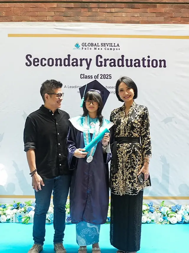 10 Outfit Artis Wanita di Acara Perpisahan Sekolah Anak 2025, Inspirasi Gaya
