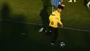 Pemain depan Borussia Dortmund Karim Adeyemi mengambil bagian dalam sesi latihan menjelang menghadapi Chelsea pada Liga Champion, di Dortmund, Jerman, Selasa (14/2/2023). Chelsea dan Borussia Dortmund akan terlibat dalam pertarungan sengit di babak 16 besar Liga Champions. (Ina FASSBENDER / AFP )