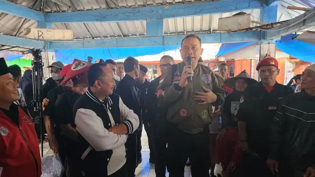 Komedian Pendukung Ganjar-Mahfud, Cak Lontong saat menyapa para nelayan di TPI Bayah, Kabupaten Lebak, Banten. (Liputan6.com/Dicky Agung Prihanto)