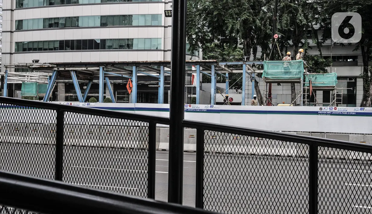 Para pekerja menyelesaikan pembongkaran Halte Transjakarta Bank Indonesia di Jalan MH Thamrin, Jakarta, Senin (18/1/2021). Halte tersebut dibongkar untuk kelanjutan proyek MRT Fase 2 CP201 rute Bundaran HI-Harmoni yang ditargetkan rampung pada Maret 2025. (merdeka.com/Iqbal S. Nugroho)