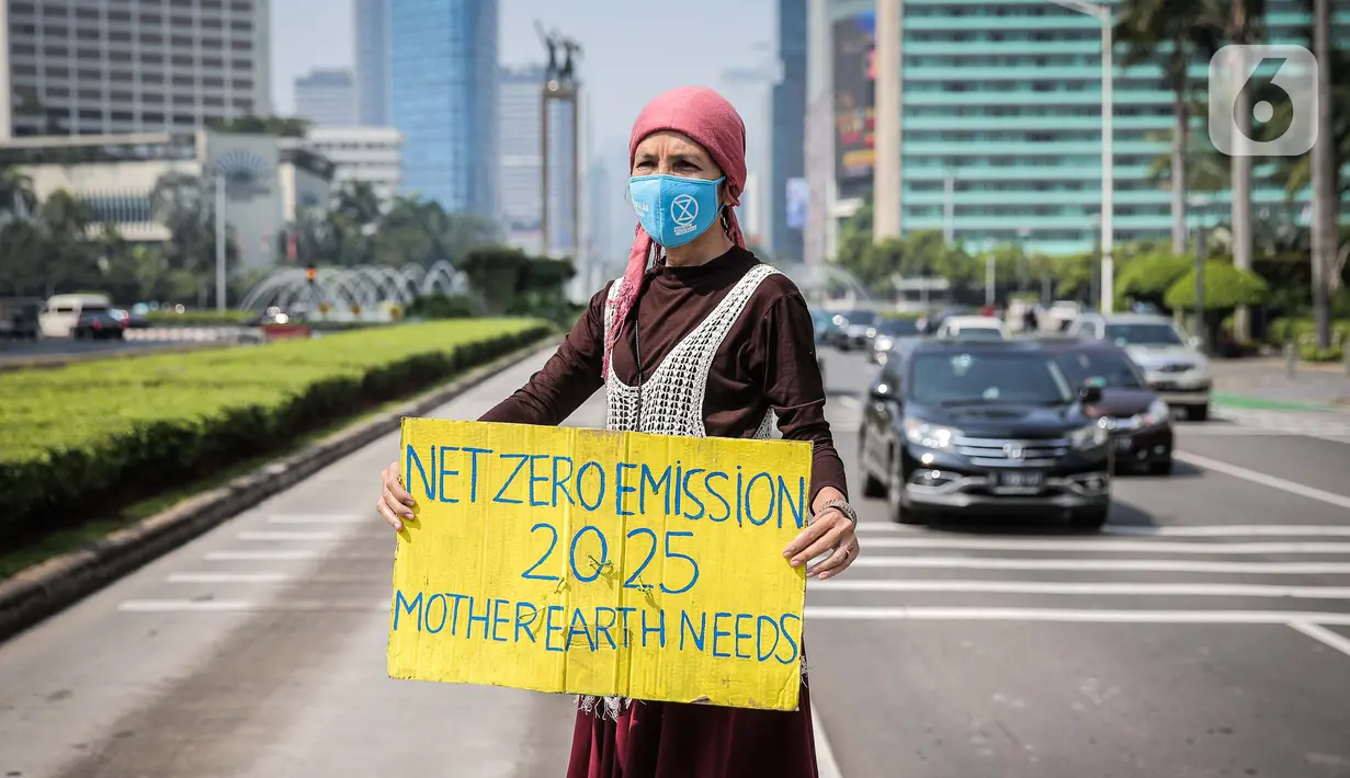 <p>Aktivis lingkungan hidup menggelar aksi serempak Joget Jagat: Diam Berarti Tenggelam di Jakarta, Kamis (22/4/2021). Aksi untuk memperingati Hari Bumi serta menunjukkan semangat anak muda yang tidak tinggal diam dan tetap memperjuangkan hidup di tengah krisis iklim. (Liputan6.com/Faizal Fanani)</p>