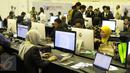 Kesibukan awak media di dalam media center KTT IORA 2017 di Jakarta Convention Center, Senin (6/3). Media center ini merupakan ruangan yang disediakan panitia untuk para jurnalis yang meliput kegiatan KTT IORA ke-20. (Liputan6.com/Angga Yuniar) 