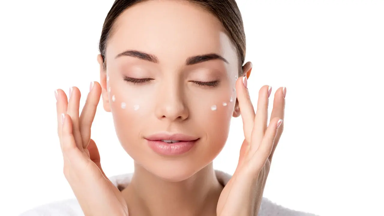 Trik Menghapus Makeup Mata Waterproof yang Tepat, Aman dan Tidak Bikin Iritasi