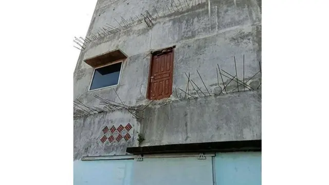 6 Potret Pasang Pintu di Ketinggian Ini Nyeleneh, Bingung Cara Masuknya