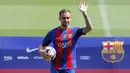 Striker baru Barcelona, Paco Alcacer, diperkenalkan kepada suporter di Stadion Nou Camp, Barcelona, Spanyol, Kamis (8/9/2016). Bomber asal Spanyol ini diproyeksikan untuk menjadi pelapis bagi Trio MSN. (Reuters/Stringer)