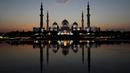 Matahari terbenam di belakang Masjid Agung Sheikh Zayed di Abu Dhabi, Uni Emirat Arab (8/11/2019). Masjid Agung Sheikh Zayed di bangun pada tahun 1996 dengan 82 kubah bergaya Maroko dan semuanya dihias dengan batu pualam putih. (AFP Photo/Kamran Jebreili)