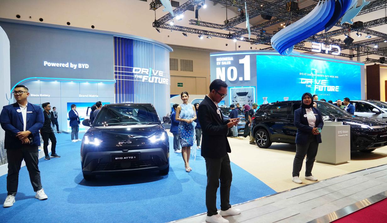 Dari kendaraan penumpang, deretan brand besar seperti Toyota, Honda, Mitsubishi Motors, Mazda, Hyundai, BMW, Mercedes-Benz, Wuling, VinFast, BYD, Chery, Jetour, Jeep, dan Ford, termasuk merek-merek baru seperti BAIC, Denza, Lepas, dan lainnya siap memamerkan model terbaru mereka. Tampak dalam foto, para staf berdiri di dekat booth BYD saat Gaikindo Jakarta Auto Week (GJAW) 2025 di Tangerang, Banten, Jumat 21 November 2025. (AP Photo/Tatan Syuflana)
