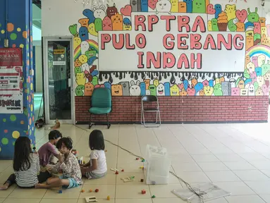 Anak-anak saat bermain di taman salah satu tower Rusunawa Pulo Gebang Indah, Cakung, Jakarta Timur, Minggu (11/12/2022). Dinas Pemberdayaan, Perlindungan Anak dan Pengendalian Penduduk (PPAPP) DKI Jakarta mencanangkan Rusunawa Pulo Gebang Indah, Cakung, Jakarta Timur sebagai Rumah Susun Ramah Anak (RSRA). (merdeka.com/Iqbal S Nugroho)