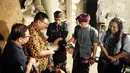Wakil Bupati Kabupaten Tabanan, I Komang Gede Sanjaya (tengah) meninjau pameran UKM dan berdialog dengan binaan Sampoerna Entrepreneurship Training Center (SETC) di Tabanan, Bali Kamis (29/11). (Liputan6.com/HO/Ading)