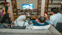 Foto calon presiden dari koalisi perubahan untuk persatuan, Anies Baswedan tengah menonton serial One Piece terbaru 1071 (sumber: Twitter @aniesbaswedan).
