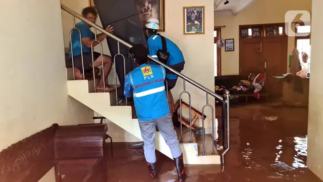 FOTO: Kesibukan Petugas PLN Amankan Jaringan Listrik Saat Banjir