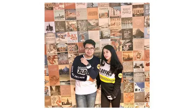 Meski sudah menjadi orangtua, Zeva dan suami selalu tampil mesra di berbagai kesempatan.
