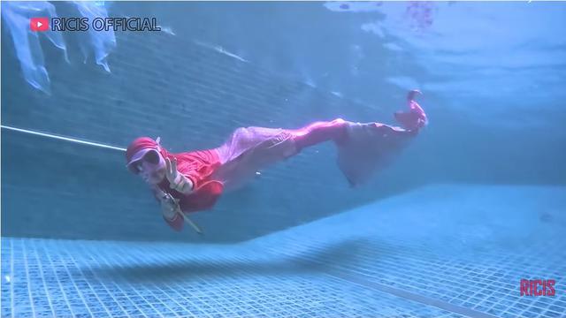 Sedang Hamil Besar, Ini 7 Potret Ria Ricis Menyelam Pakai Ekor Putri Duyung