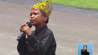 Juru Bahasa Isyarat Interpretasikan lagu "Ojo DIbanding-bandingke" sambil berjoget saat perayaan HUT RI ke-77. Foto tangkapan layar youtube sekretariat presiden.