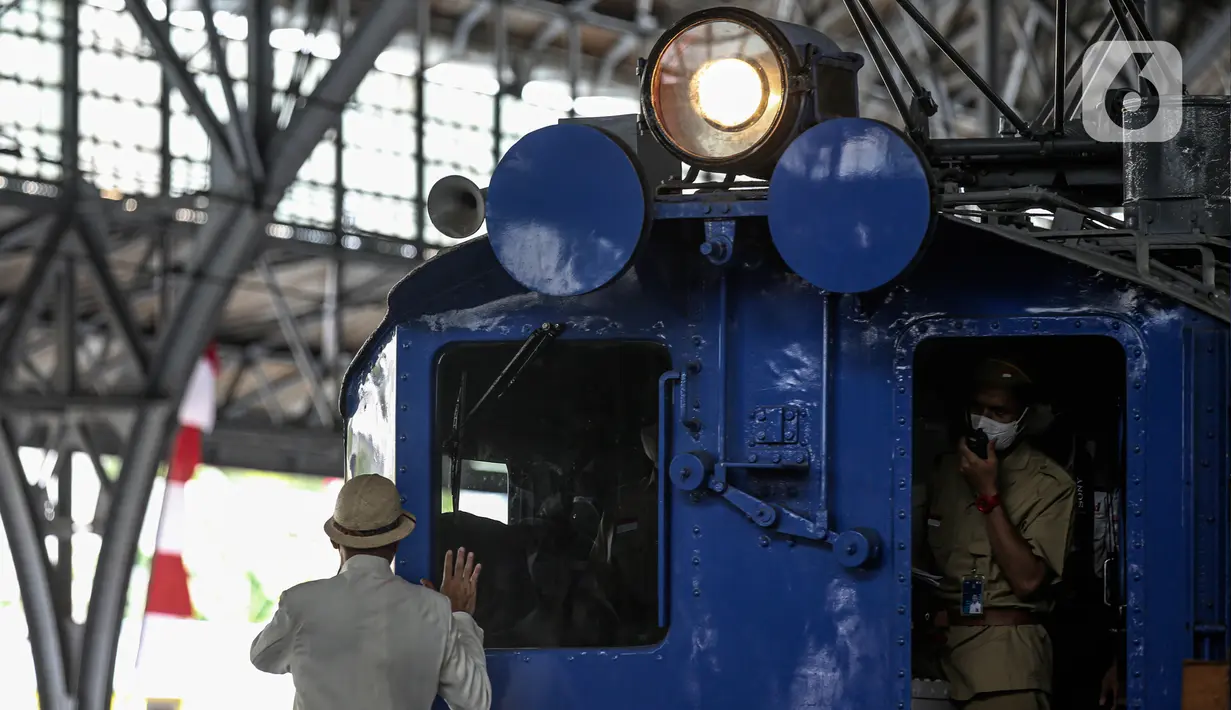 Lokomotif Bon-Bon yang membawa rangkaian kereta Djoko Kendil berhenti di Stasiun Jakarta Kota dalam kegiatan Kereta Bersejarah Menyapa, Rabu (17/8/2022). Selain untuk memperlihatkan kereta bersejarah yang beroperasi pada era kolonial Belanda di tahun 1925, kegiatan tersebut juga bertujuan untuk memperingati HUT ke-77 Kemerdekaan Republik Indonesia. (Liputan6.com/Faizal Fanani)