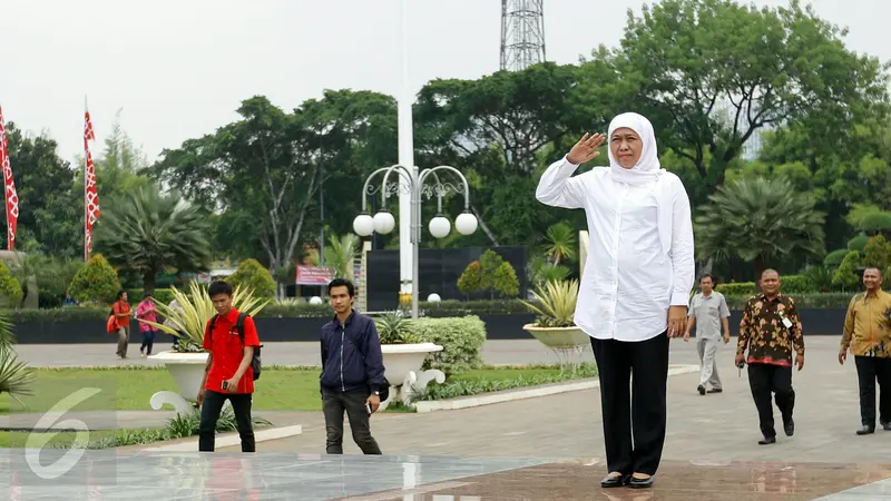 20151112-Mensos Khofifah Ajak Ratusan Siswa SMA Ziarah ke Kalibata-Jakarta