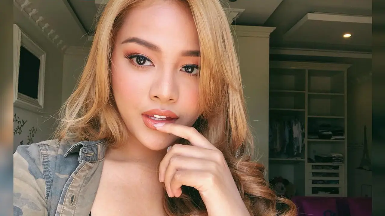 [Bintang] Semakin Dewasa, Ini 8 Foto Aurel Hermansyah dengan Rambut Baru
