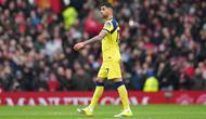 Cristian Romero dari Tottenham berjalan keluar lapangan setelah menerima kartu merah selama pertandingan Liga Inggris antara Manchester United dan Tottenham di Manchester, Inggris, Sabtu, 7 Februari 2026. (AP Photo/Jon Super)