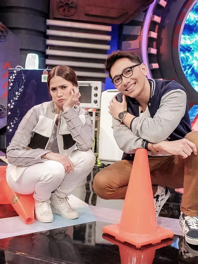 6 Potret Akrab Chika Jessica dan John Martin, Didoakan Berjodoh Oleh Netizen