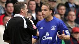 Andy van der Meyde. Sayap kanan berusia 42 tahun yang telah pensiun pada Juli 2012 ini didatangkan Everton dari Inter Milan pada awal musim 2005/2006. Bertahan 4 musim di Everton hingga akhir 2008/2009, ia hanya tampil 24 kali akibat konflik dengan pelatih dan kecanduan alkohol. (AFP/Paul Ellis)