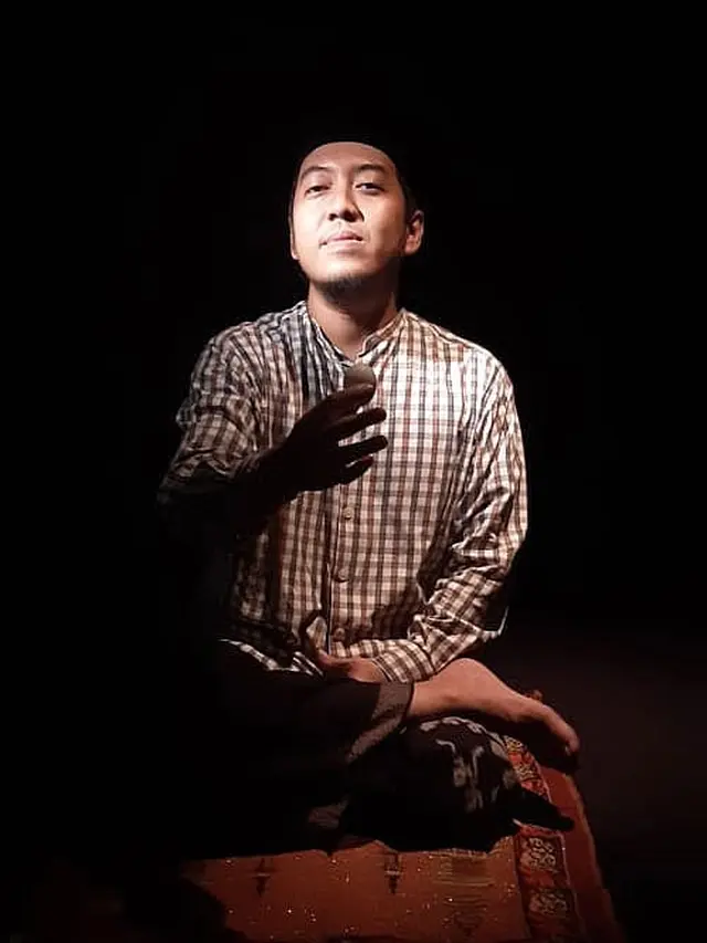 Tinggalkan Musik, Ini 6 Potret Eca Sukma Vokalis Band Ecapede yang Kini Jadi Tabib