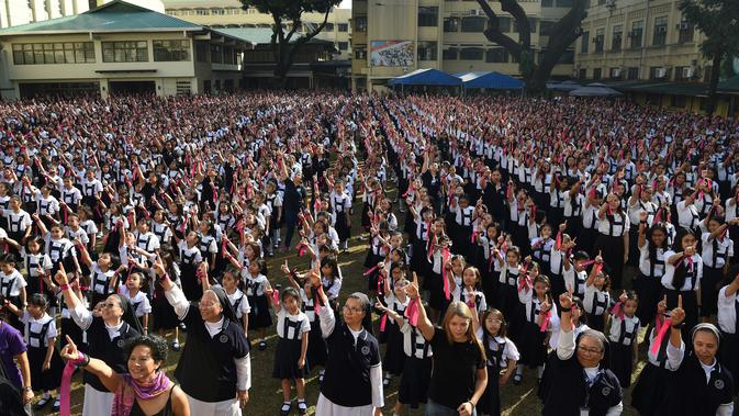 Siswa dari St. Scholastica's College mengambil bagian dalam gerakan One Billion Rising pada Hari Valentine di Manila, Filipina, Kamis (14/2). Kegiatan itu bagian dari kampanye melawan kekerasan terhadap perempuandan anak-anak. (TED ALJIBE/AFP)