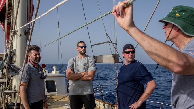 Bintang NBA asal Spanyol, Marc Gasol ambil bagian pada misi penyelamatan bersama kapal milik LSM Proactiva Open Arms di Laut Mediterania, 16 Juli 2018. Gasol tergerak membantu usai melihat foto yang viral pada 2015 tentang anak Suriah, Aylan Kurdi. (AFP)