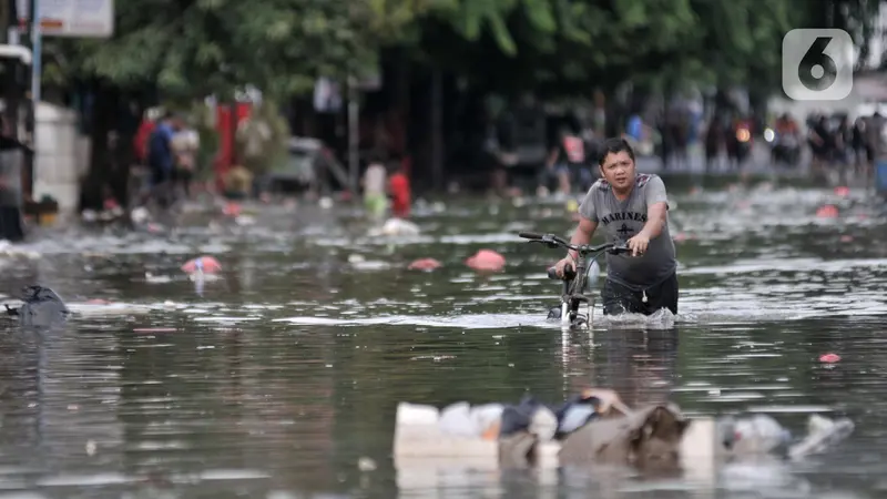 Banjir Lumpuhkan Jalan RA Kartini Bekasi