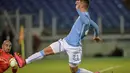 Pemain Lazio Sergej Milinkovic-Savic (R) berebut bola dengan kiper St Etienne's  Stephane Ruffier dalam Laga Liga Europa UEFA antara Lazio vs Saint Etienne di Stadion Olympic Roma, Jumat(2/10/2015). Lazio menang tipis 3-2. AFP Photo / Andreas Solaro