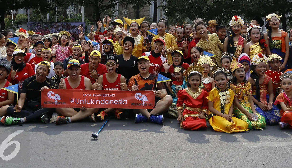 Dalam rangka memperingati Hari Sumpah Pemuda, Gerakan Nasional Orang Tua Asuh (GNOTA) gelar Festival Anak Asuh di Car Free Day, Jakarta, Minggu (1/11/2015). Festival ini diikuti 200 lebih anak asuh dari SDN Kebon Sirih. (Liputan6.com/Yoppy Renato)