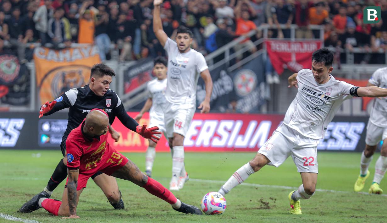 Pemain Persis Solo, Sutanto Tan (kanan) membuang bola pada laga lanjutan BRI Liga 1 2024/2025 melawan Persija Jakarta di Jakarta International Stadium (JIS), Jakarta Utara, Sabtu (24/08/2024). (Bola.com/Bagaskara Lazuardi)