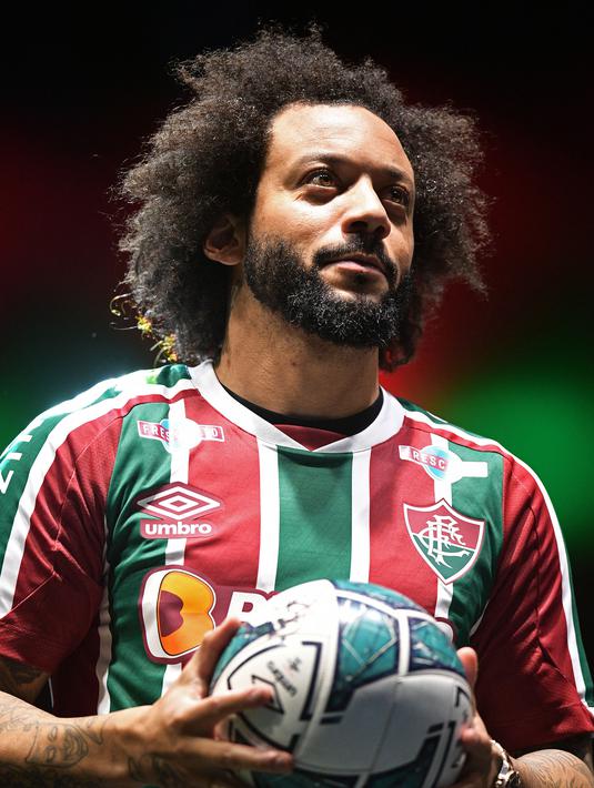 Marcelo saat perkenalan pemain baru Fluminense di Stadion Maracana, Rio de Janeiro, Brasil, Sabtu (11/03/2023) WIB. Mantan pemain Real Madrid tersebut bergabung hingga Desember 2024. (AFP/Carl De Souza)