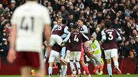 Gelandang Aston Villa, Emiliano Buendia, dikerubungi rekan-rekan setimnya setelah mencetak gol kedua tim dalam pertandingan Liga Inggris antara Aston Villa dan Arsenal di Villa Park, Birmingham, Inggris tengah, pada 6 Desember 2025. Aston Villa memenangkan laga tersebut dengan skor 2-0. (JUSTIN TALLIS / AFP)