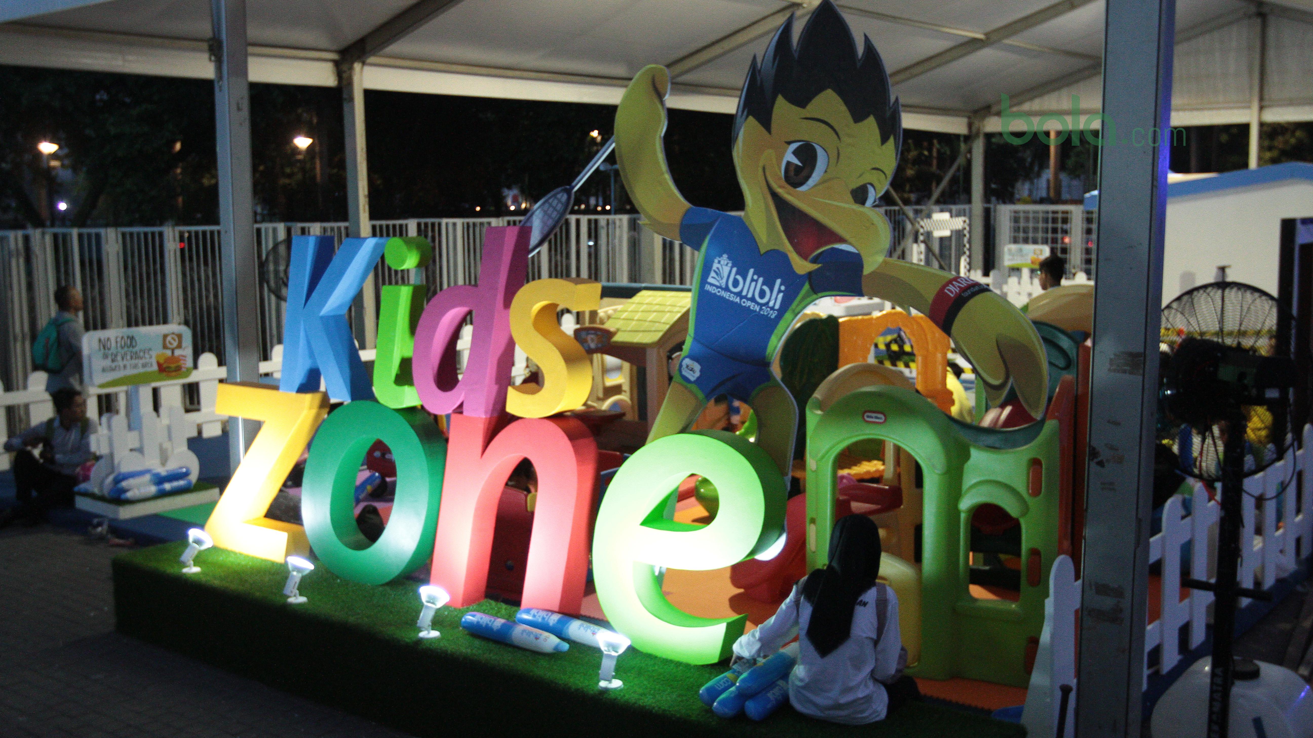 Kids Zone menjadi salah satu hiburan pada area Indonesia Open 2018 di Istora Senayan, Jakarta, (4/6/2018). Fasitilats tersebut untuk memberikan hiburan untuk keluarga. (Bola.com/Benediktus Gerendo Pradigdo)