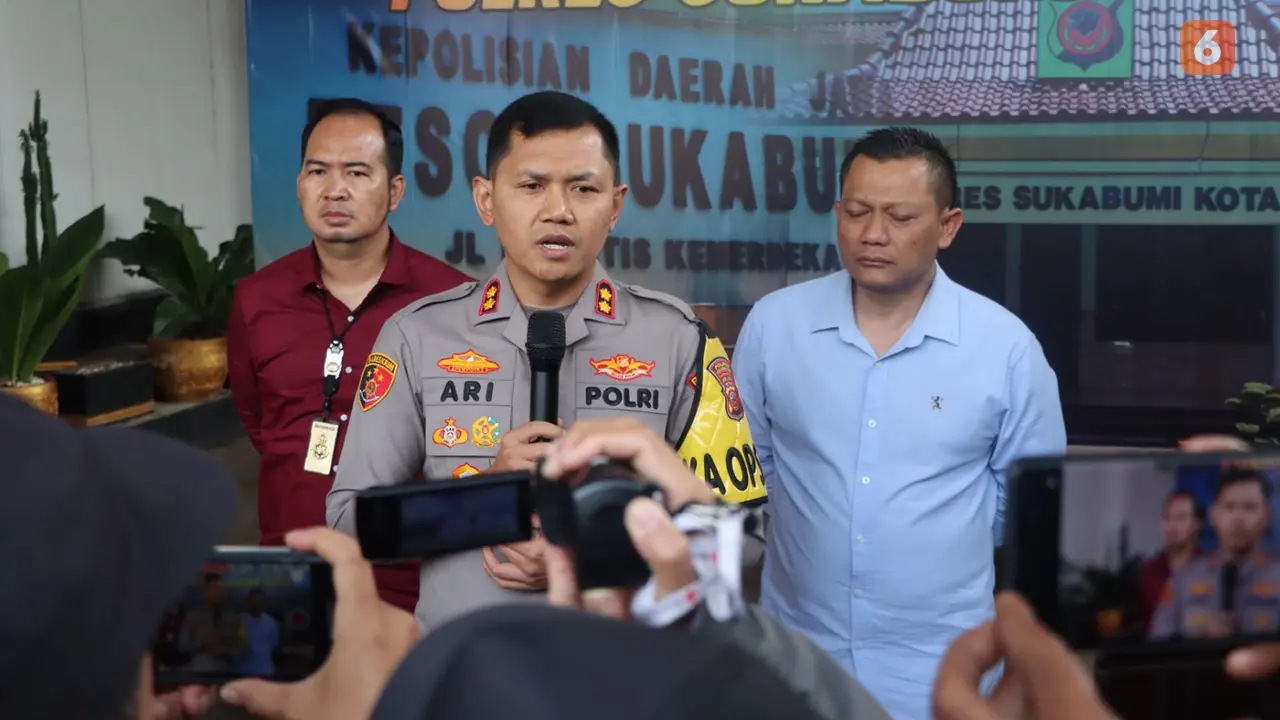 Kapolres Sukabumi Kota AKBPB Ari Setyawan Wibowo saat melakukan konferensi pers kasus dugaan perundungan siswa kelas 3 SD di Kota Sukabumi, (Liputan6.com/Fira Syahrin).