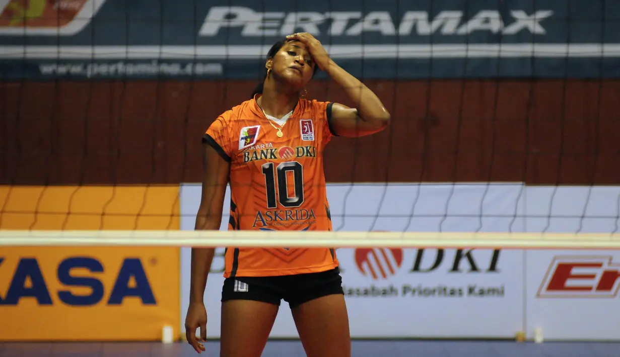 Pemain putri Jakarta Bank DKI, Dayesi Masso C memegang kepala saat berlaga melawan PGN Popsivo di Pertamina Proliga 2015 di Hall A GBK Senayan, Jakarta, (20/3/2015). Jakarta Bank DKI kalah 0-3 dari Jakarta PGN Popsivo. (Liputan6.com/Helmi Fithriansyah)