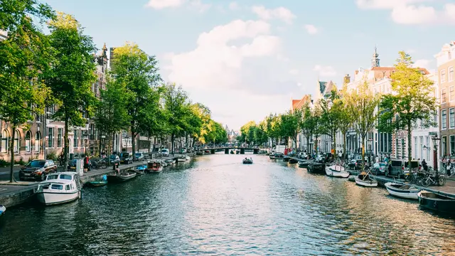 6. Amsterdam, Belanda