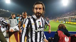 Andrea Pirlo. Ia didatangkan Juventus secara gratis dari Milan pada 2011/2012. Kiper Juventus, Gianluigi Buffon saat itu menanggapi transfer tersebut sebagai transfer terbaik abad ini. Pirlo bertahan selama 4 musim dan bermain dalam 164 laga dengan torehan 19 gol. (Foto: AFP/Vincenzo Pinto)