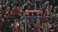 Suporter PSM Makassar pada laga lanjutan Liga 1 di Stadion GBLA, Bandung, Rabu, (5/7/2017). Persib menang 2-1 atas PSM. (Bola.com/M Iqbal Ichsan)