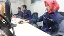 Petugas call center beraktivitas di gedung call center Bank Mandiri, Tangerang Selatan, Senin (18/4). Tahun ini, Bank Mandiri menargetkan dapat menerima lebih dari 100 penyandang disabilitas untuk menjadi pegawainya. (Liputan6.com/Angga Yuniar)