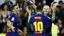 Para pemain Barcelona merayakan gol yang dicetak Andres Iniesta ke gawang Malaga pada laga La Liga di Stadion Camp Nou, Barcelona, Sabtu (21/10/2017). Barcelona menang 2-0 atas Malaga. (AP/Manu Fernandez)