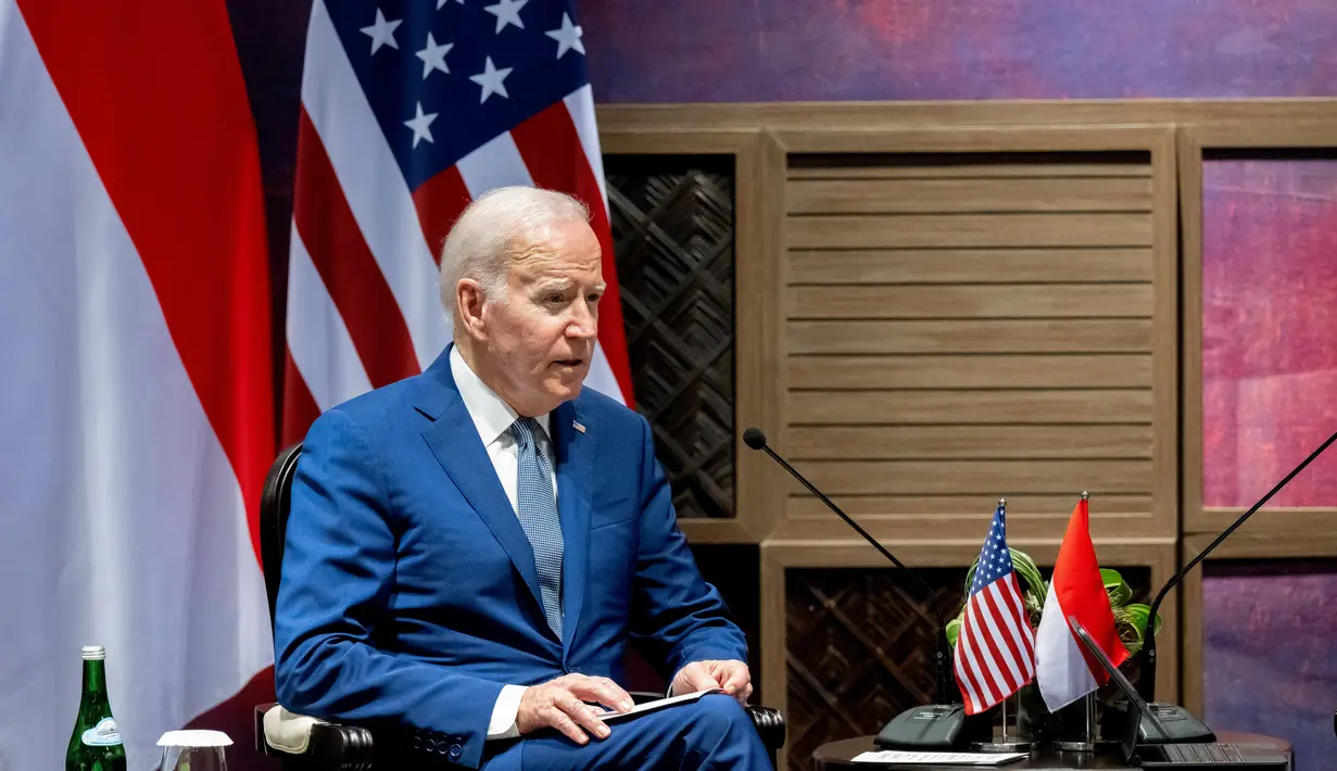 <p>Presiden Amerika Serikat (AS) Joe Biden saat melakukan pertemuan bilateral dengan Presiden Joko Widodo di Nusa Dua, Bali (14/11/2022). Selain Biden, sejumlah tamu negara lainnya termasuk ketua lembaga dunia juga mulai tiba untuk menghadiri Konferensi Tingkat Tinggi (KTT) G20 di Bali. (AFP/Saul Loeb)</p>
